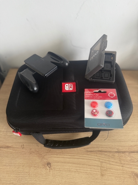 Imagen de Combo Maleta, 4x Protector Silicona Joystick Mando Control, porta juegos para 12 juegos y Hand Grip Soporte Control Nintendo Switch Joycon